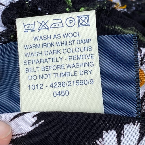 Vintage Debenhams Label Size 12 Midi Skirt Daisy Floral Print Black White - Picture 10 of 10